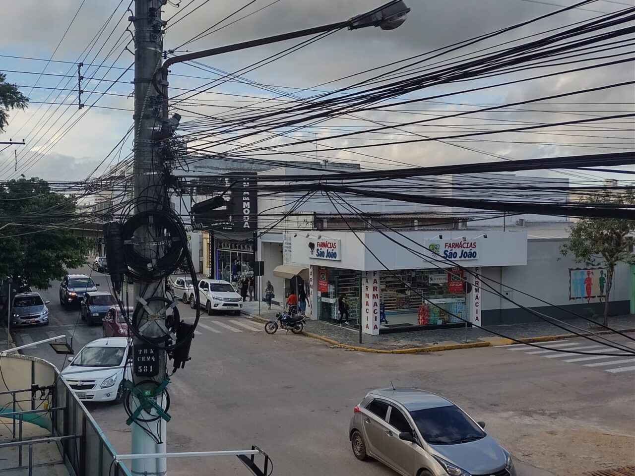 Poste com acúmulo de fios no Centro de Camaquã