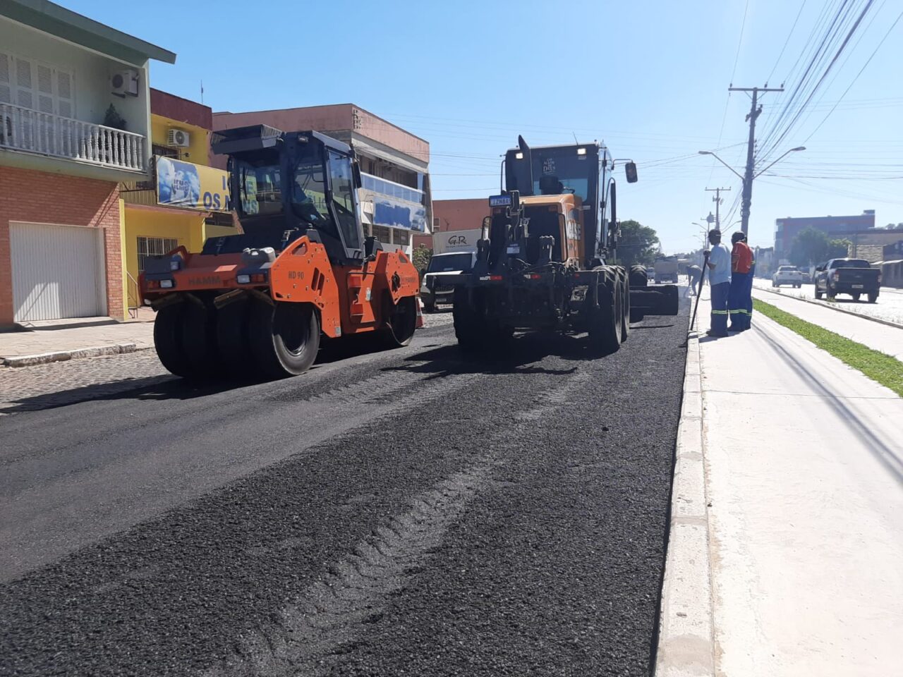 Prefeitura começa a asfaltar a avenida José Loureiro da Silva