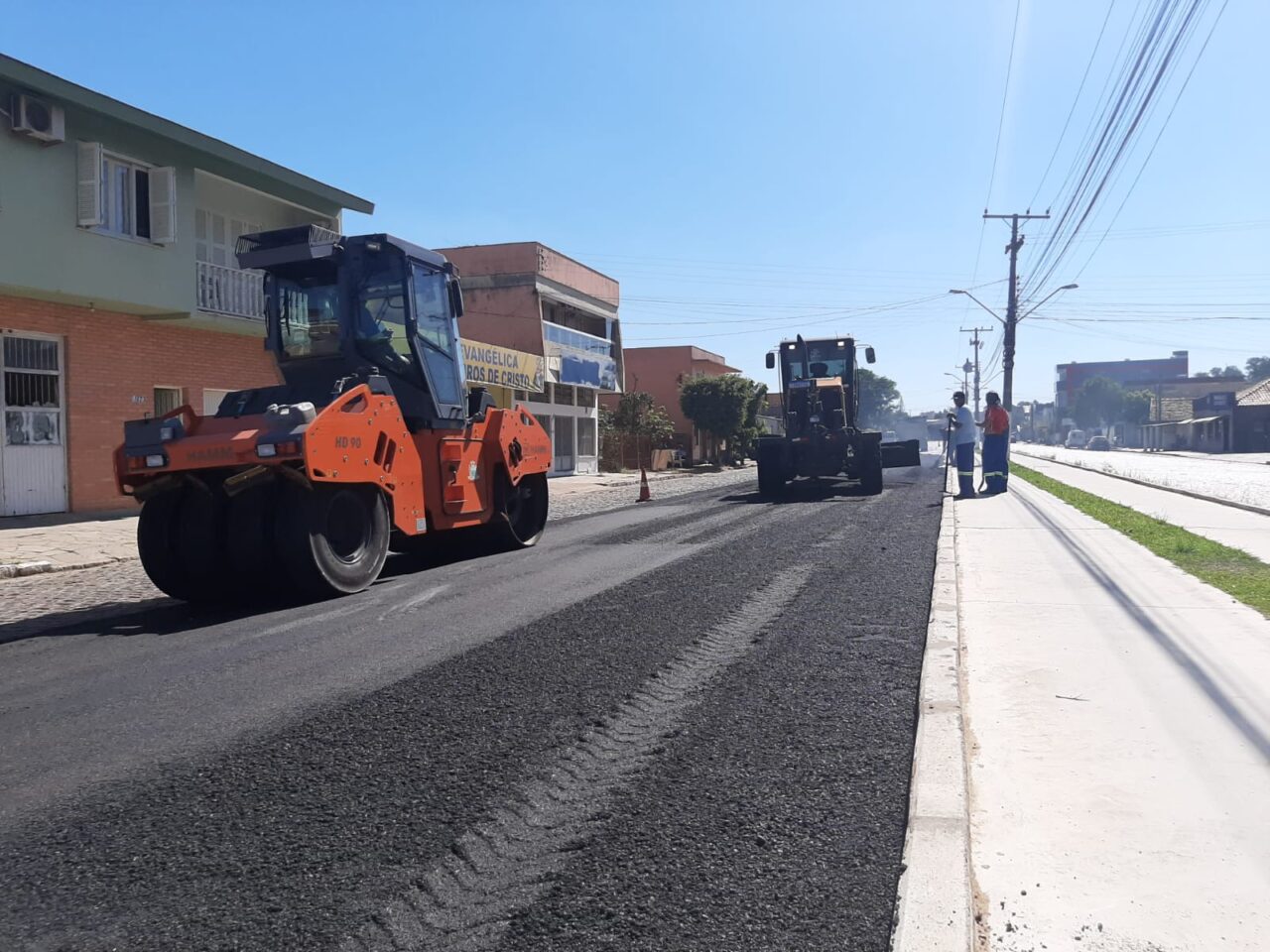 Prefeitura começa a asfaltar a avenida José Loureiro da Silva