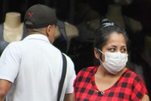 Casal usando máscaras na rua em Camaquã