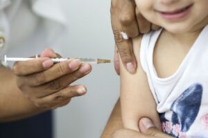 Vacinação de crianças contra influenza e sarampo