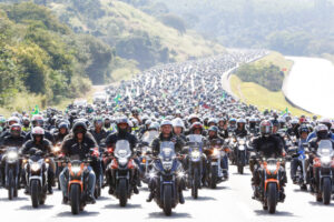 Bolsonaro participa de motociata em São Paulo; Lula critica