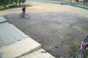 Câmera flagra furto de motocicleta em São Lourenço do Sul