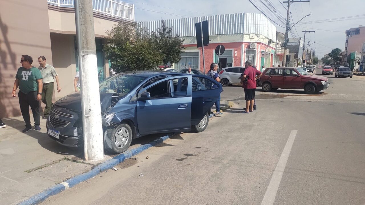 Dois veículos se envolvem em acidente no Centro de Camaquã