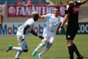 Londrina comemora gol contra o Náutico em jogo da Serie B