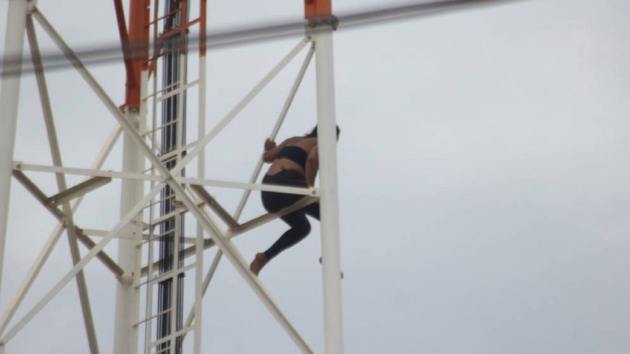 Mulher sobe em torre de telefonia e ameaçar se jogar