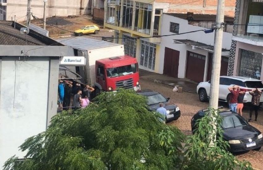 Quadrilha faz reféns em assalto a banco em Santana da Boa Vista, diz polícia.