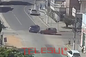 Vídeo mostra acidente entre carros no Centro de Camaquã