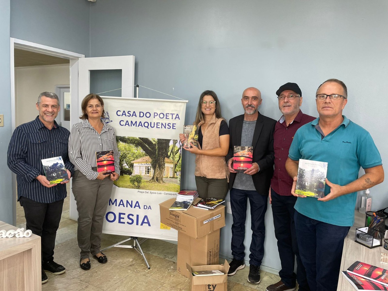 Escolas municipais recebem livros de poesia da Capocam