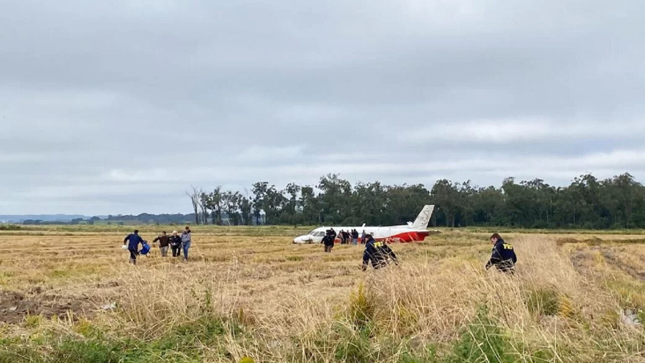 Avião de pequeno porte caiu em lavoura de arroz
