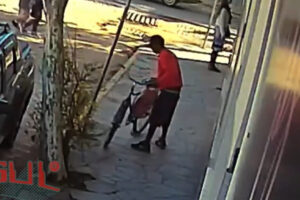 Câmera flagra furto de bicicleta no Centro de Camaquã