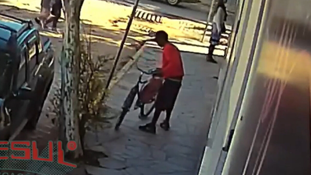Câmera flagra furto de bicicleta no Centro de Camaquã
