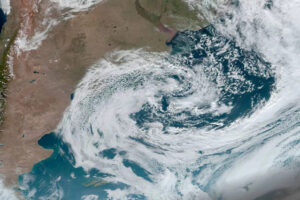 Ciclone avança sobre o Rio Grande do Sul e deve trazer vento com força de furacão