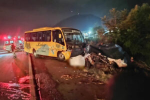 Colisão frontal entre carro e ônibus na RSC-287 mata dois jovens