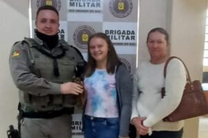Jovem doa mechas para a campanha Cabelos de Aço, da Brigada Militar