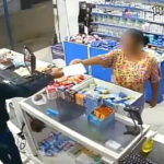 Mulher entra em farmácia assaltada e, sem perceber, entrega receita a criminoso armado