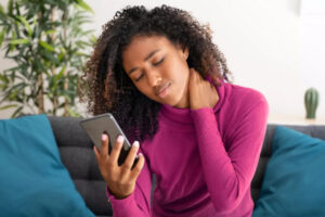 Síndrome do pescoço de texto pode ser causada pelo uso de celular
