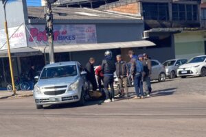 Acidente entre motocicleta e carro deixa danos materiais no Centro de Camaquã