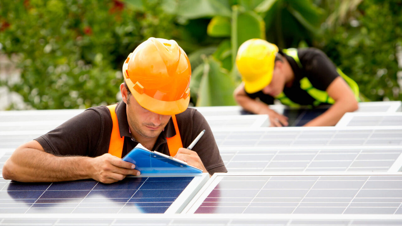 Agência do SINE traz vagas para manutenção de painéis de energia solar