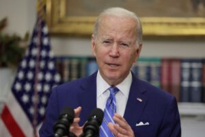 Após ataques, Joe Biden assina decreto para controle de armas