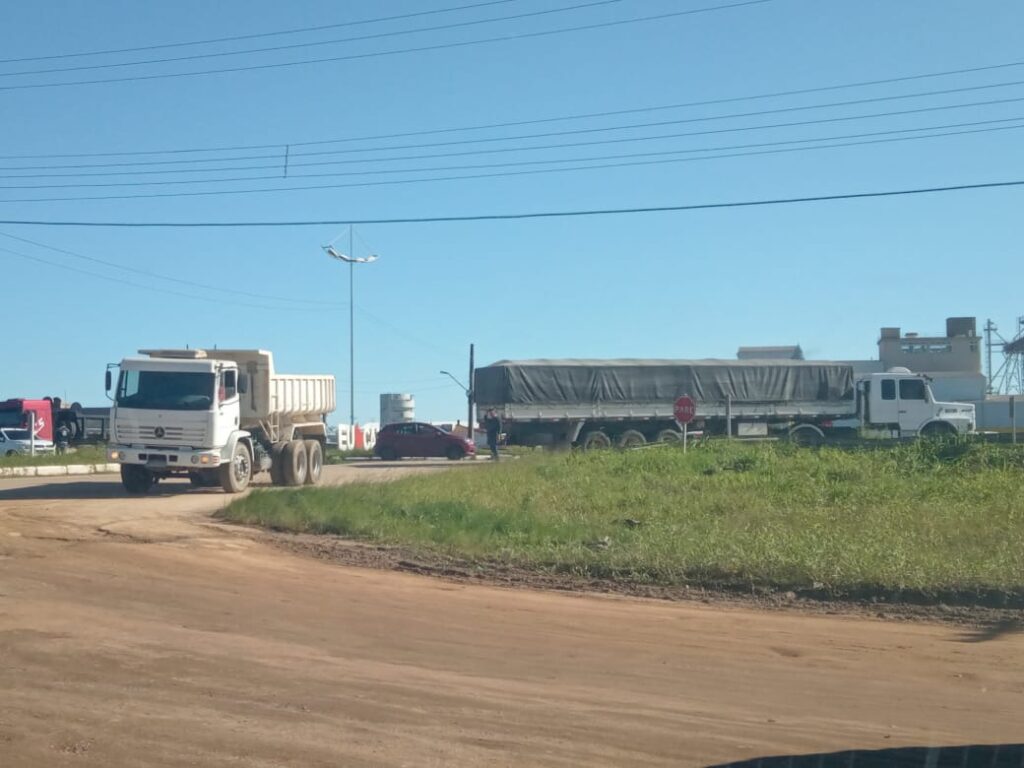 Pâne em carreta causa desvio e lentidão no trânsito da BR-116, em Camaquã