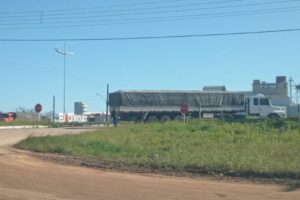 Pâne mecânico em carreta causa desvio e lentidão no trânsito da BR-116, em Camaquã