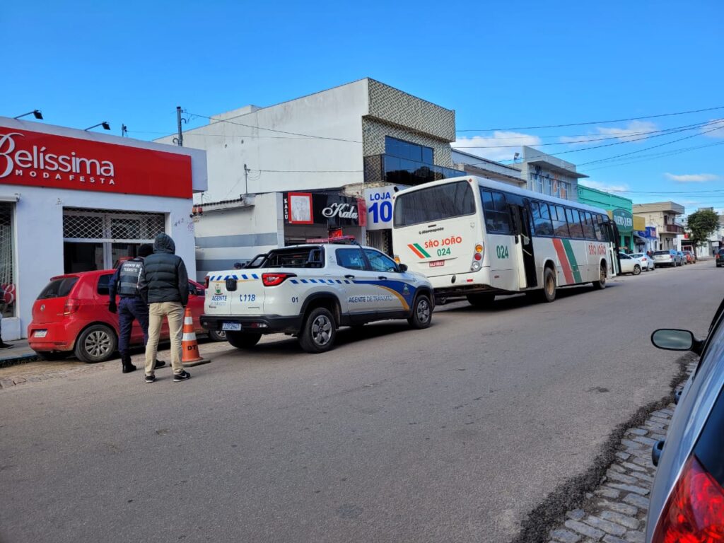 Problema com ônibus deixa trânsito em meia pista em rua do Centro de Camaquã