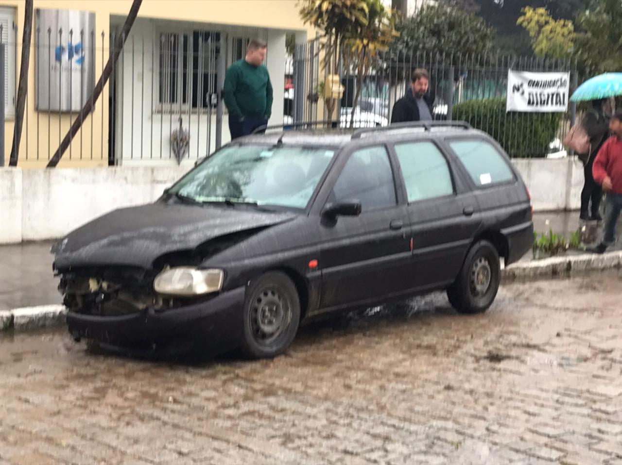 Acidente deixou dois veículos danificados na Antônio Duro