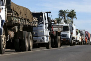 Auxílio Brasil e benefício para caminhoneiros começa a ser pago