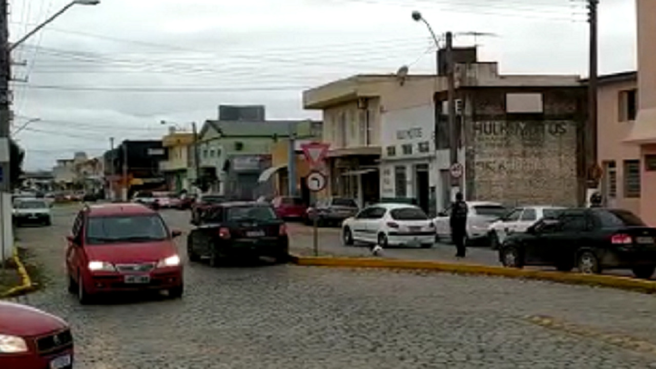 Homem bate em moto dos agentes de trânsito durante fuga em Camaquã