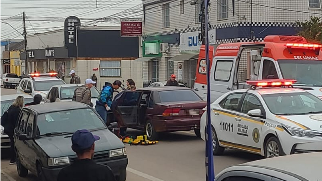 Homem sofre mal súbito e se envolve em acidente no Centro de Camaquã