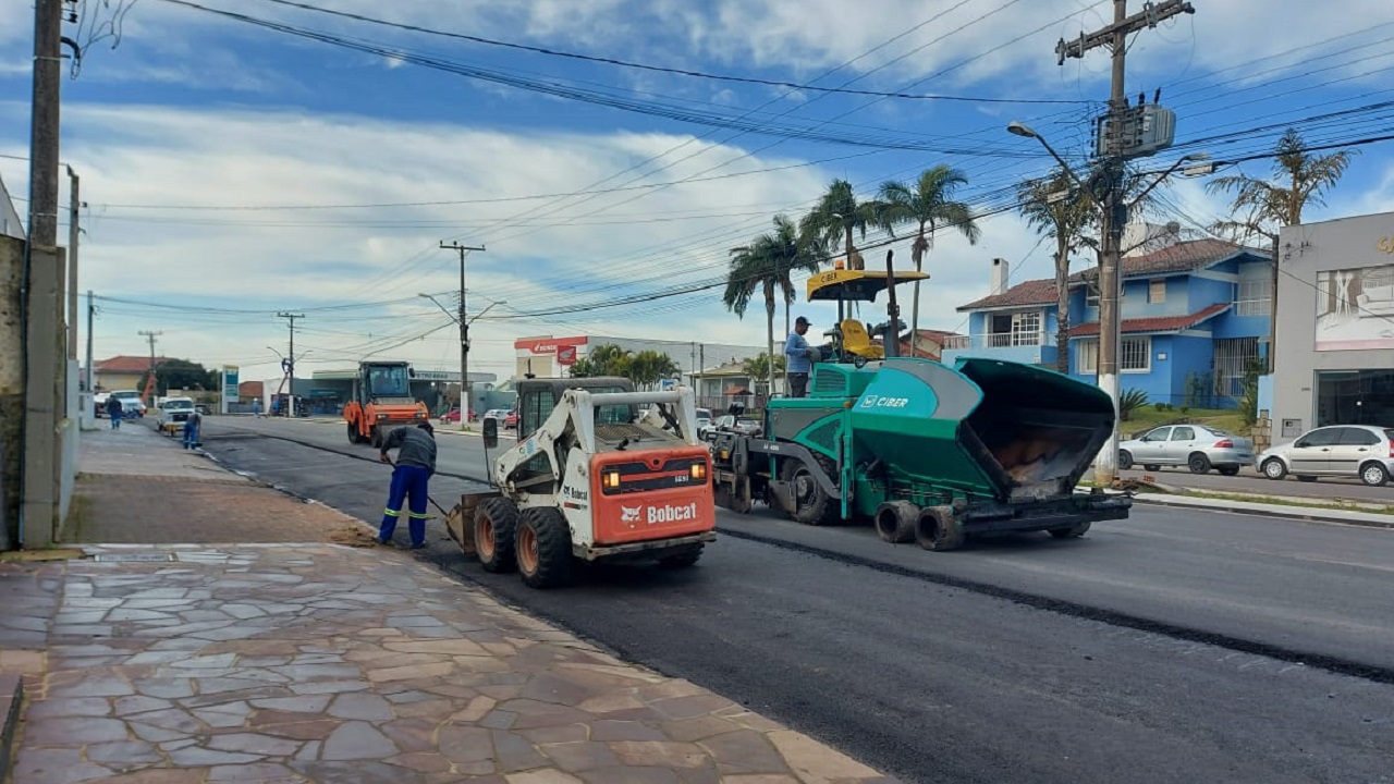 Prefeitura retoma obra de asfaltamento na avenida José Loureiro da Silva (3)