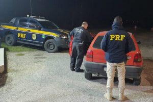 Carro furtado em Camaquã é recuperado pela PRF na BR-293, no Sul do Estado