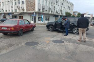 Acidente de trânsito envolve camionete e carro no Centro de Camaquã (3)