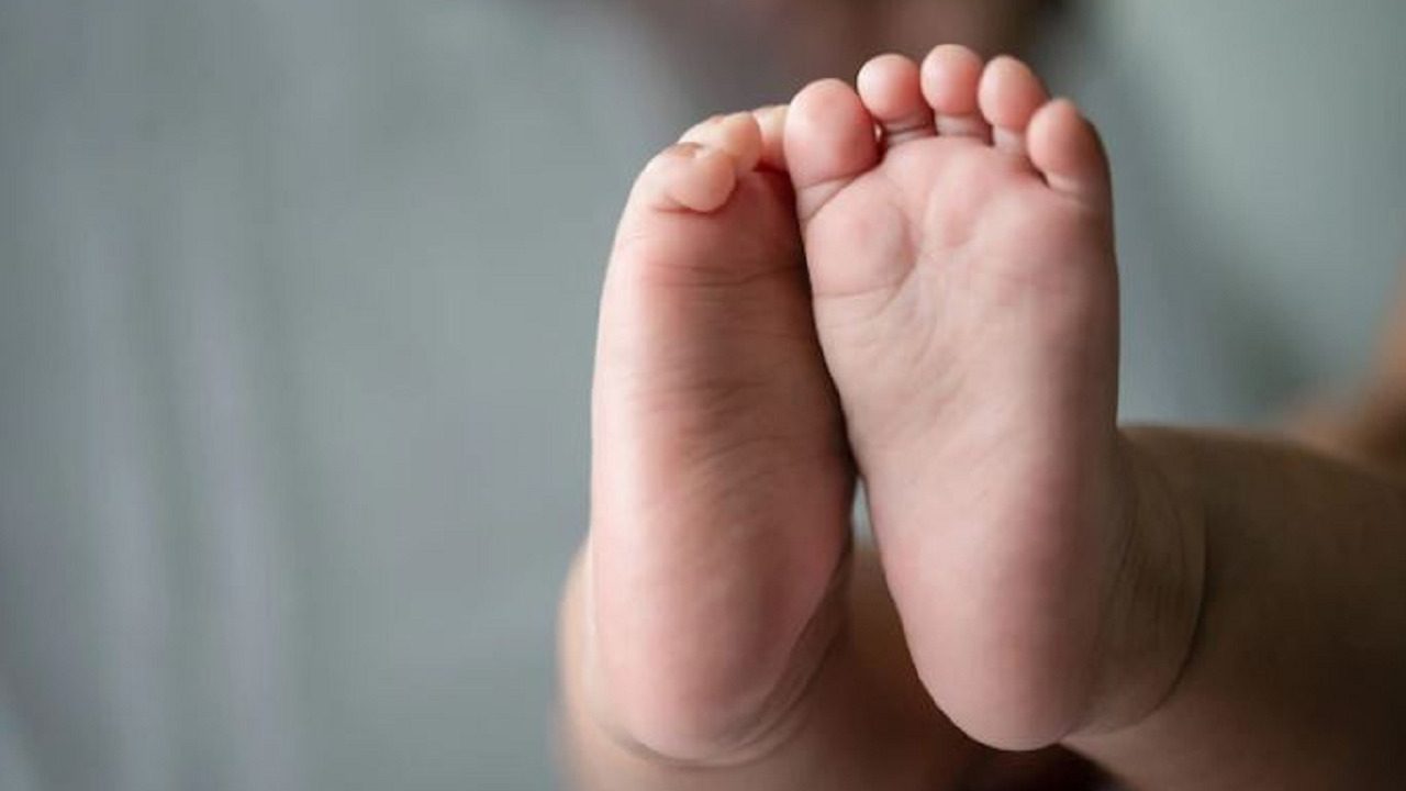 Bebê morre após ser esquecido pelo pai em carro
