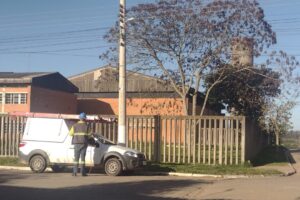 Caminhão baú derruba fios no bairro Ouro Verde, em Camaquã (1)