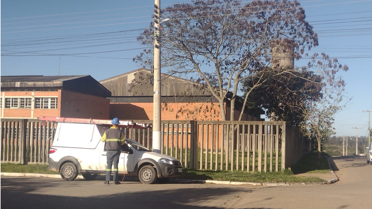 Caminhão baú derruba fios no bairro Ouro Verde, em Camaquã (1)