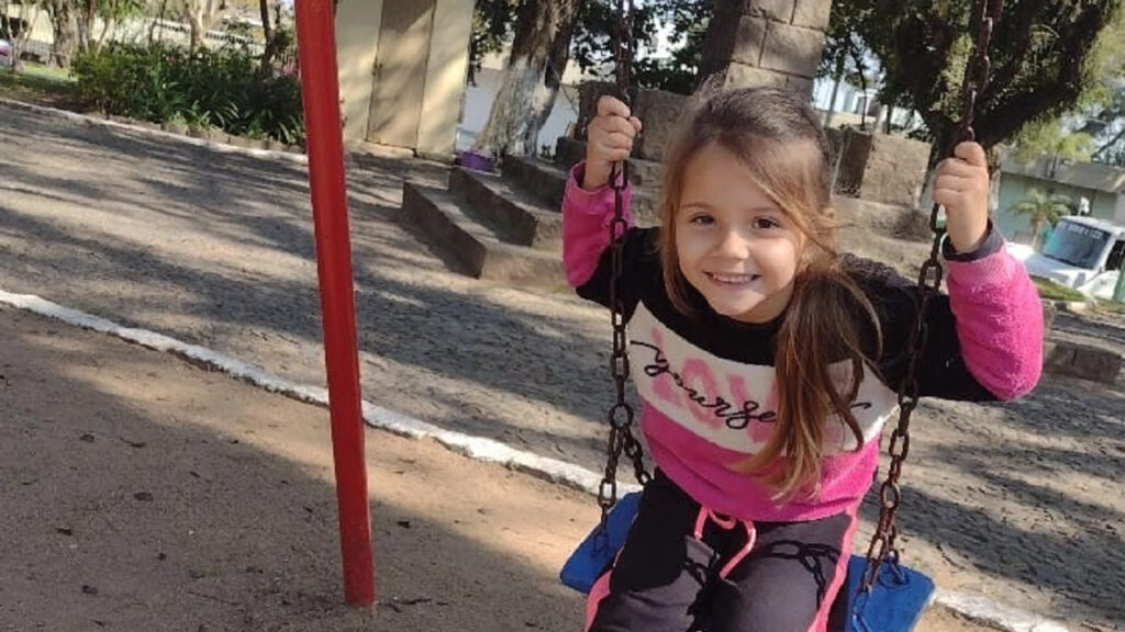 Emily, de 4 anos, luta contra a leucemia