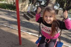 Emily, de 4 anos, luta contra a leucemia