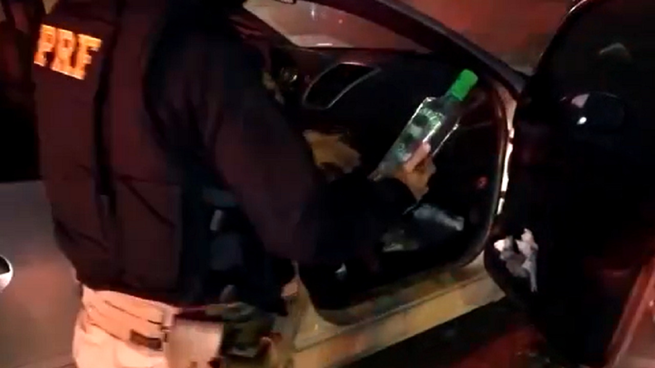 Motorista é preso dirigindo bêbado e em zigue-zague na BR-116