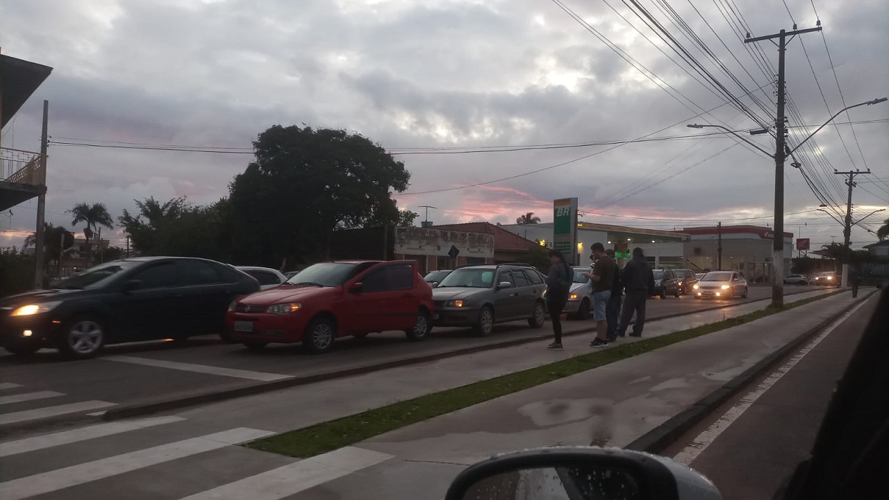 Acidente deixa danos em dois veículos em semáforo da avenida José Loureiro da Silva