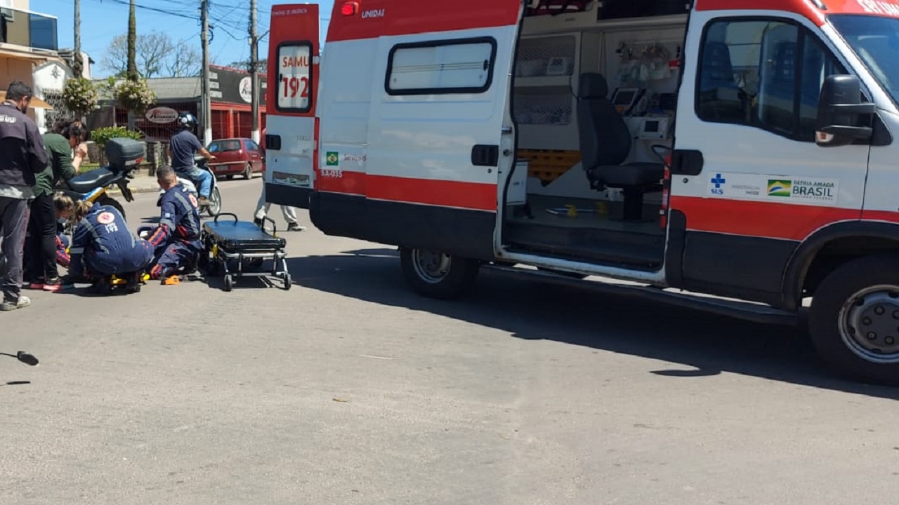 Acidente deixa motociclista ferida no Centro de Camaquã