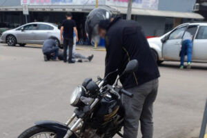 Acidente envolve moto e carro deixando um ferido no Centro de Camaquã