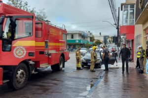 Bombeiros controlam incêndio em veículo no Centro de Camaquã