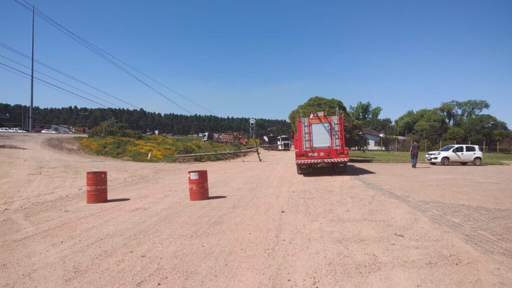 Caminhão carregado com trator derruba postes e fios no bairro São Luiz (1)