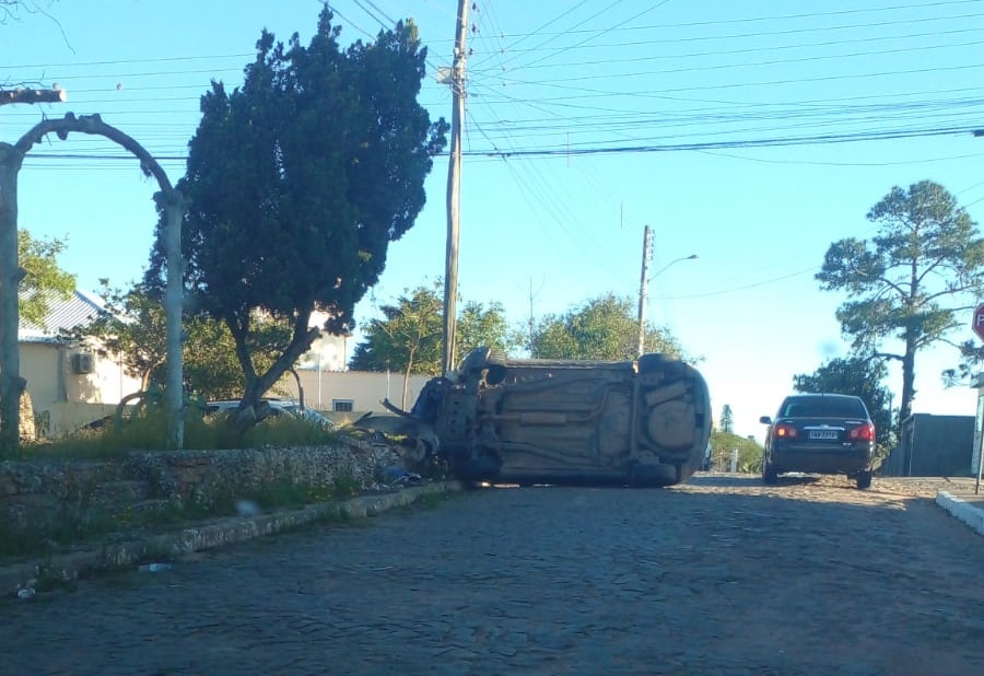 Camionete capota após colidir contra mureta de praça em Camaquã 2