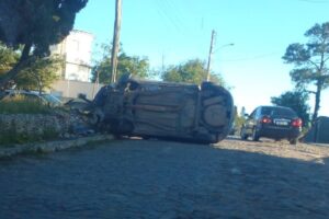 Camionete capota após colidir contra mureta de praça em Camaquã