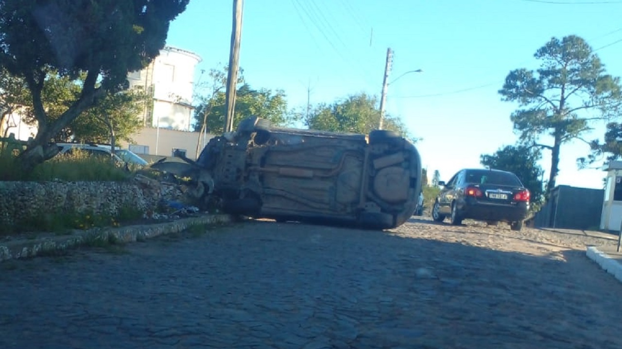 Camionete capota após colidir contra mureta de praça em Camaquã
