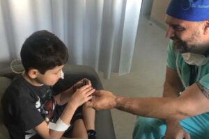 Cirurgião pediátrico realiza sonho de pequeno paciente em Porto Alegre
