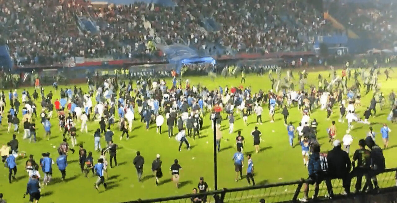 Confusão e invasão de campo após partida de futebol deixa 174 mortos na Indonésia